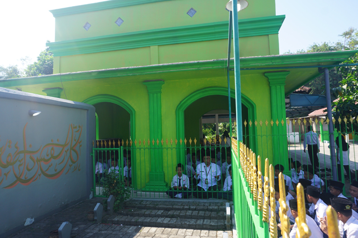 BAROKAH: Kepala MTsN 15 Jombang, M Makhi SPdI MPdI, mendampingi siswa baru doa bersama di makam KH As&rsquo;yari di Desa Keras, Diwek, Jombang.