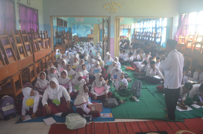 SERIUS: Siswa baru MTsN 8 Jombang di Desa Carangrejo, Kesamben, Jombang mengikuti materi Matsama, Senin (15/7).