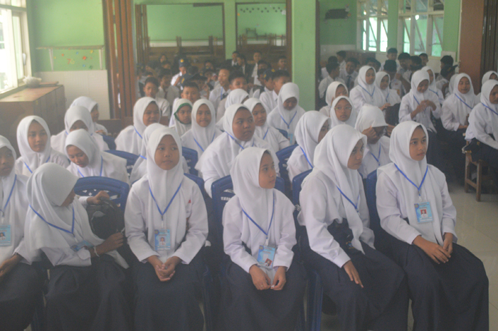 SERIUS: Siswa kelas 7 SMPN 1 Kesamben, Jombang mengikuti materi MPLS di ruang kelas, Senin (15/7).