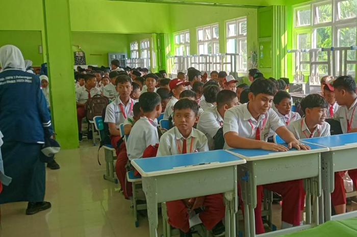 SERIUS: Siswa kelas 7 SMPN 1 Peterongan, Jombang mengikuti MPLS di ruang kelas, Senin (15/7).