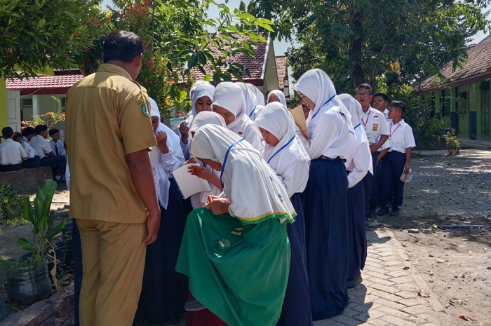 SERIUS: Siswa diajak untuk mengenal lingkungan SMPN 1 Sumobito, Jombang dalam kegiatan MPLS, Senin (15/7).