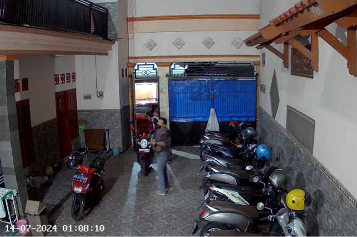GONDOL DUA SEPEDA MOTOR: Tangkapan layar aksi pencurian di kos-kosan Jombang yang terekam CCTV.