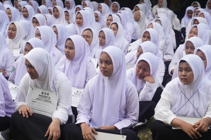 SEMANGAT: Para siswi MAN 3 Jombang di PPBU Tambakberas saat mengikuti Matsama.