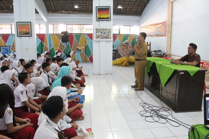 ANTUSIAS: Siswa siswi SMPN 2 Jombang antusias mengikuti materi saat kegiatan MPLS, kemarin (16/7).