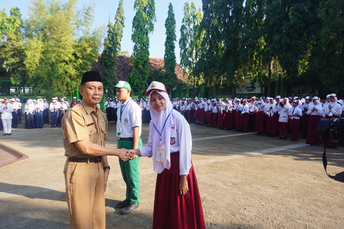 KHIDMAT: Kepala SMPN 1 Diwek, Jombang Siswoko SPd saat memimpin upacara pembukaan MPLS.