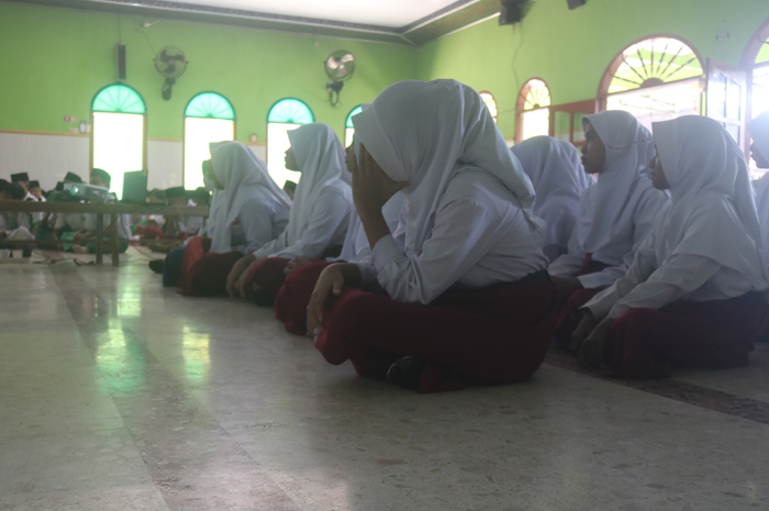 SERIUS: Siswa baru MTsN 5 Jombang mengikuti materi Matsama.