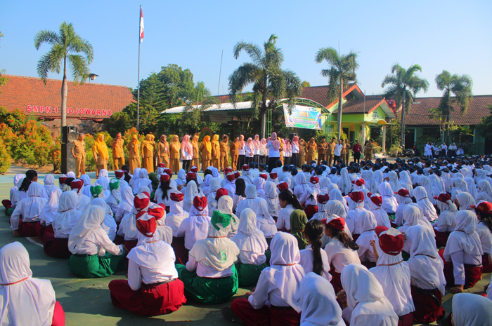 ANTUSIAS: Siswa baru SMPN 1 Mojowarno, Jombang mengikuti MPLS.