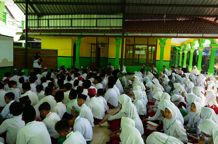 SERIUS: Kepala MTsN 11 Jombang, Umi Khoiriyah MPdI menyampaikan materi Matsama.