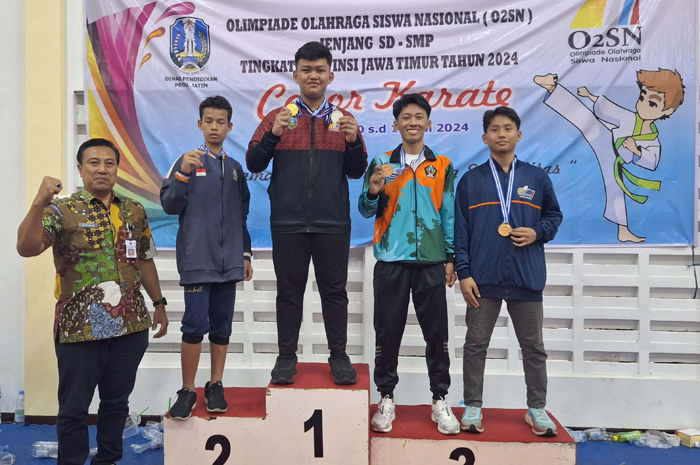 SABET EMAS: Aseldat Jala Badra Trimianto siswa Jombang juara 1 karate kumite putra dan juara 2 karate kata perorangan putra dalam O2SN SMP tingkat Jatim.