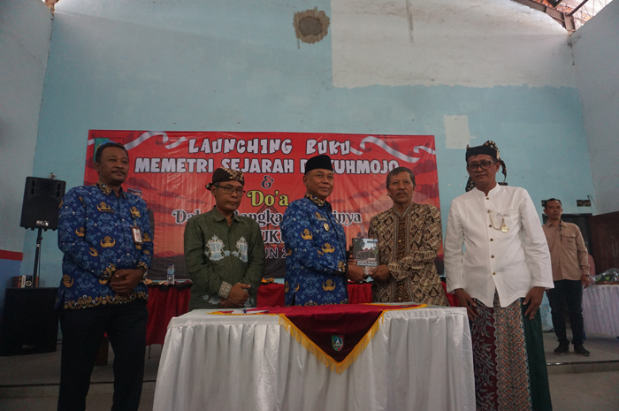 DILUNCURKAN: Kades Dukuhmojo Nur Aini Ruba&rsquo;i (paling kanan) foto bersama Pj Bupati Jombang Sugiat dan Cak Nas dalam peluncuran buku Memetri Sejarah Dukuhmojo, Rabu (17/7