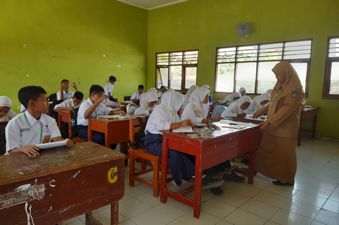 MENYENANGKAN: Siswa baru SMPN 2 Mojoagung, Jombang mengikuti materi dalam kelas,