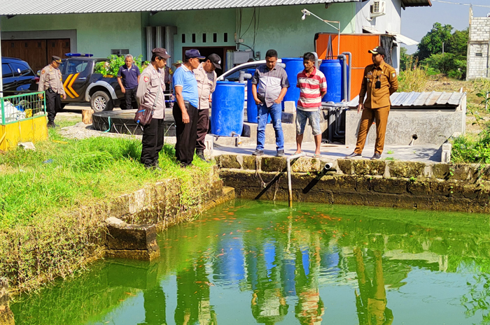 INOVATIF: Kepala Desa Sumberagung Shodiqin didampingi Camat Peterongan M. Eryk Arif dan jajaran Forkopimcam Peterongan, Jombang meninjau kolam ikan.
