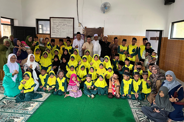 TELADAN: HM Syarif Hidayatullah ST MMT (Gus Sentot) menghadiri santunan yatim yang digelar KPAY Roudhotul Mustofa di Musala Roudhotul Jinan, Desa Tambar, Kecamatan Jogoroto, Jombang, Minggu (14/7).