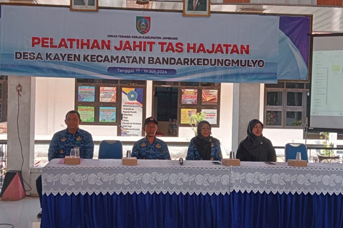 SINERGI: Dra Tutut Purwanti, MSi, Kepala Bidang PPTKT (dua dari kanan) ketika membuka pelatihan menjahit tas hajatan di Desa Kayen Kecamatan Bandarkedungmulyo, Jombang, Rabu (17/7).