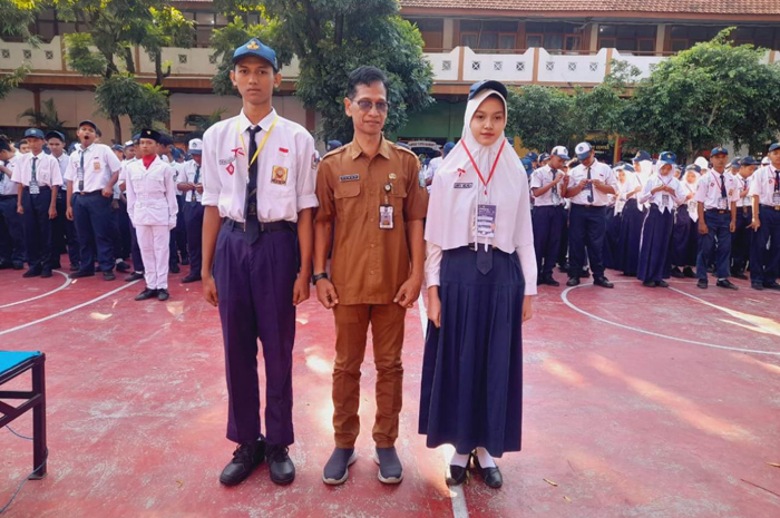 TERTIB: Upacara pembukaan MPLS SMKN Mojoagung, Jombang dilaksanakan Senin (15/7).
