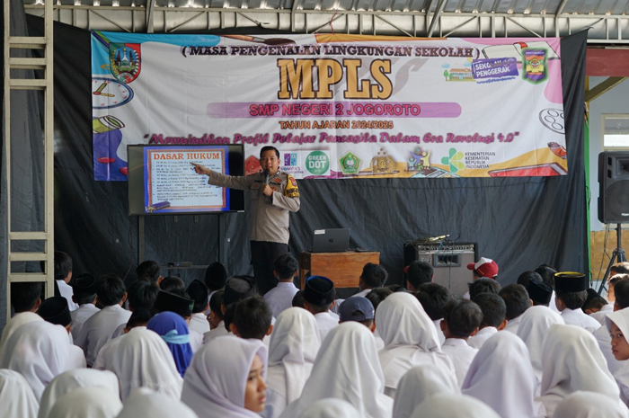 SERU: Pembukaan MPLS di SMPN 2 Jogoroto, Jombang dipimpin anggota Polsek Jogoroto (15/7).
