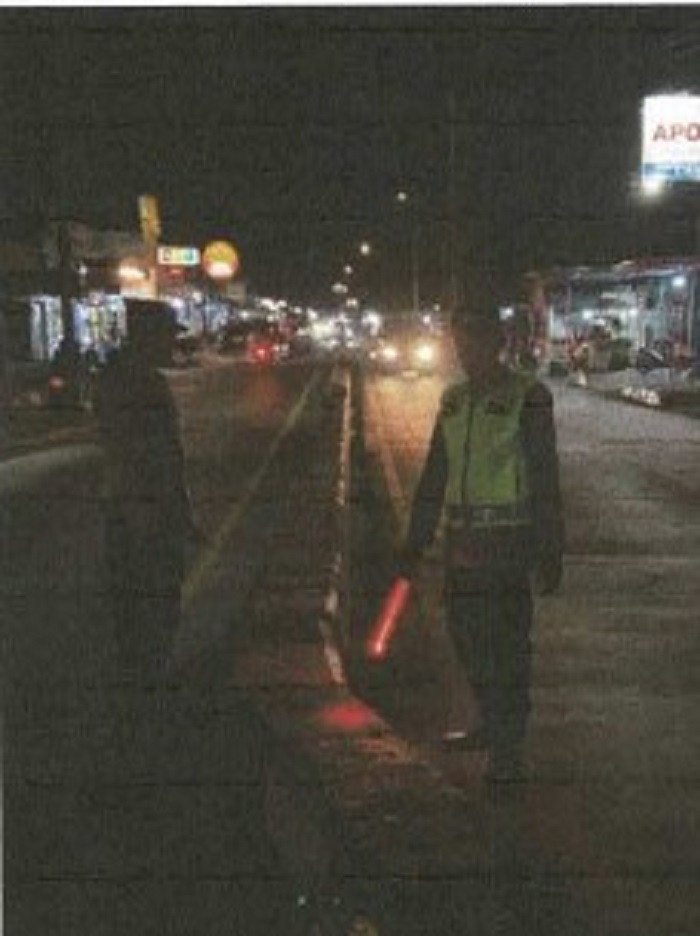 DISURVEI: Petugas melakukan survei separator di tengah jalan di Desa Rejoagung, Kecamatan Ploso, Jombang akses menuju ataupun dari jembatan baru Ploso.