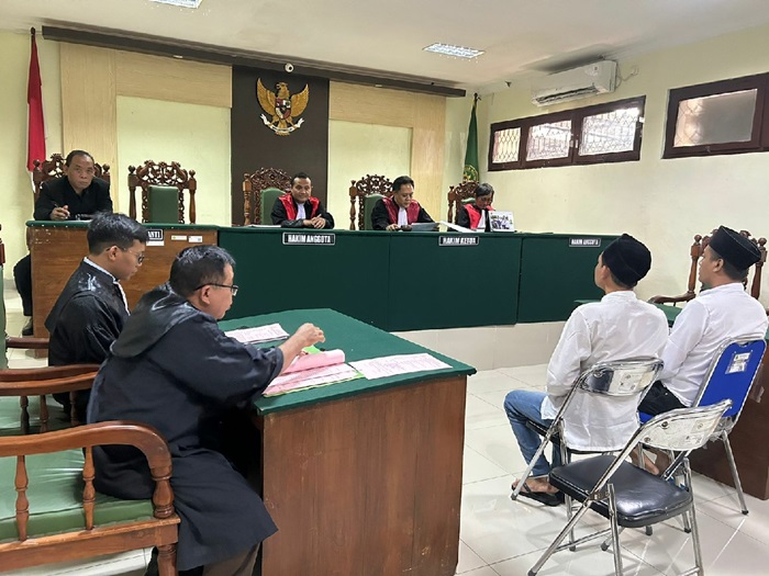 JALANI SIDANG: Dua terdakwa kasus peredaran rokok ilegal asal Jepara ini jalani sidang.