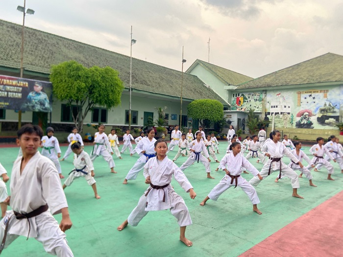 SIAP TANDING: Atlet DSJ saat latihan di Kodim 0814 Jombang.