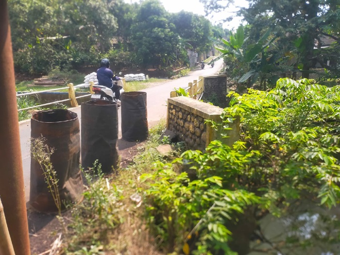 AMBROL: Bahu jembatan di Desa Jenisgelaran, Kecamatan Bareng, Jombang yang ambrol ditandai dengan tong (19/7).
