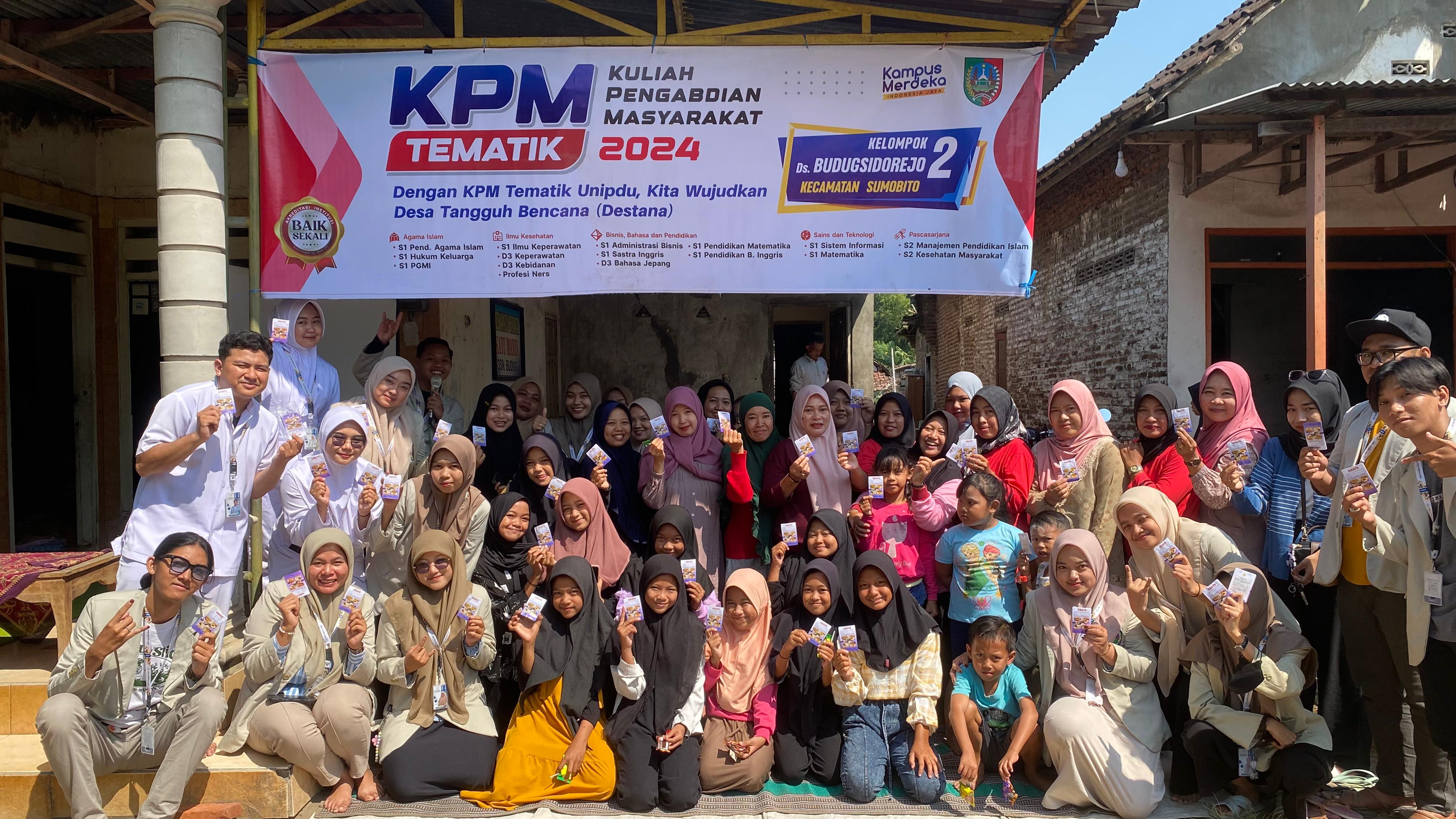 Mahasiswa KPM-T K2 dari Unipdu berfoto bersama kader jumantik di Dusun budug, Desa Budugsidorejo, Sumobito Jombang usai kegiatan