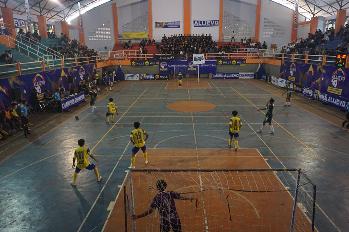 OPENING: Suasana pertandingan pembuka turnamen Allievo Futsal Students Competition 2024 di GOR Merdeka Jombang, Sabtu (20/7).