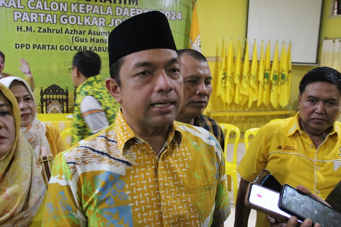 BERI KETERANGAN: Zahrul Azhar Asumta (Gus Hans) memberikan keterangan kepada wartawan soal maju Pilbup Jombang, (21/7).