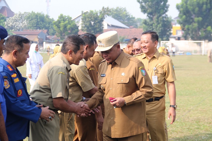 PAMITAN: Pj Bupati Jombang Sugiat pamit kepada ASN di lingkup Pemkab Jombang sembari membawa sapu tangan merah, Senin (22/7).