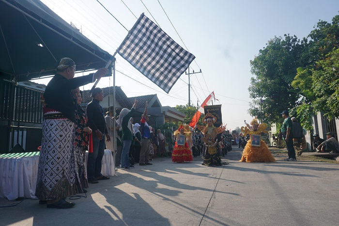 MERIAH: Kepala Desa Bedahlawak Masrum turut serta mengikuti pawai budaya Desa Bedahlawak, Kecamatan Tembelang, Jombang guna menyemarakkan bulan Muharram.