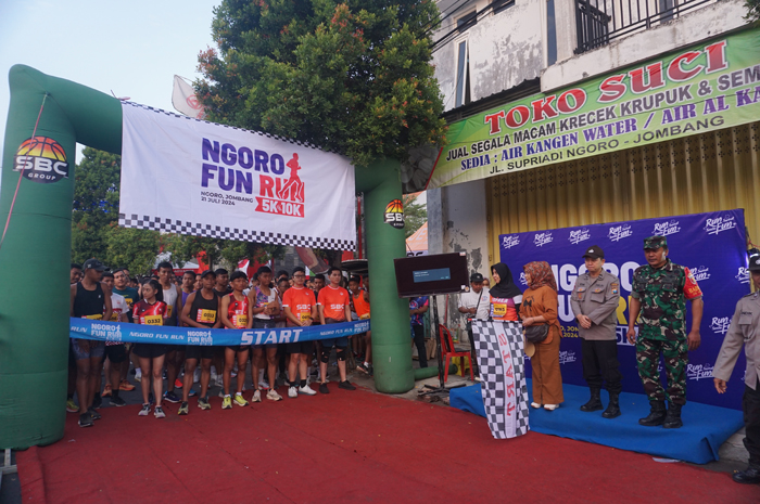 SEMANGAT: Kepala Desa Ngoro Nur Maslihah memberangkatkan peserta lari event Ngoro Fun Run 2024.