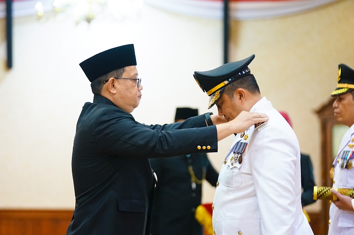 DILANTIK: Pj Gubernur Jawa Timur Adhy Karyono melantik Pj Bupati Jombang Teguh Narutomo di Gedung Negara Grahadi Surabaya, Selasa (23/7) pagi.
