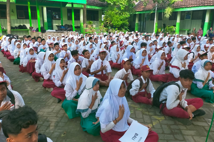 WARNA-WARNI: Siswa SMPN 2 Ngoro, Jombang masih mengikuti kegiatan sekolah dengan seragam yang berwarna warni.