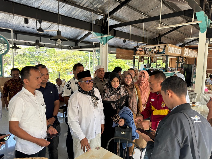 BERPAMITAN: Mantan Pj Bupati Pidie, Ir H Wahyudi Adisiswanto MSi, bersama isterinya Ny Hj Suaidah Sulaiman, menuju Bandara Sultan Iskandar Muda, Blang Bintang, Selasa (23/7).
