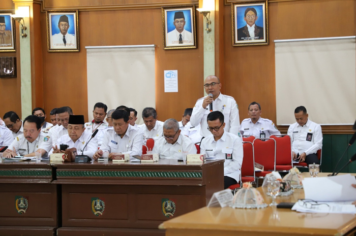 RAPAT TERBATAS: Pj Bupati Jombang Teguh Narutomo memimpin rapat terbatas dengan jajaran kepala OPD di lingkup Pemkab Jombang.