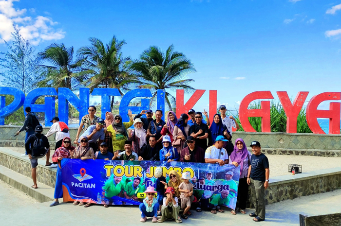 KOMPAK: Anggota klub tenis Jumbo Jombang ketika berkunjung ke Pacitan (12/7).
