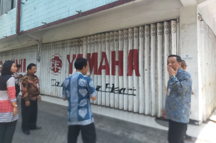 SERIUS: Sekdakab Jombang Agus Purnomo bersama sejumlah kepala OPD tinjau Ruko Simpang Tiga Mojongapit, Jombang, Kamis (25/7).