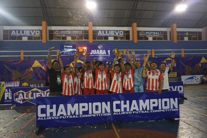 JAWARA: Tim SMAN Ngoro merayakan gelar juara turnamen Allievo Futsal Students Competition 2024 di GOR Merdeka Jombang, Rabu (24/7).