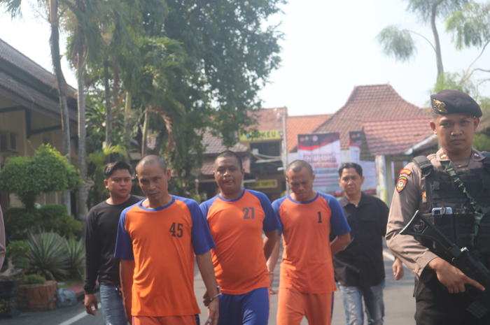 DIGELANDANG: Sopir truk dan dua orang lainnya dibekuk polisi dalam kasus peredaran narkoba, usai terbongkar dalam kecelakaan di Jalan Mastrip Jombang.