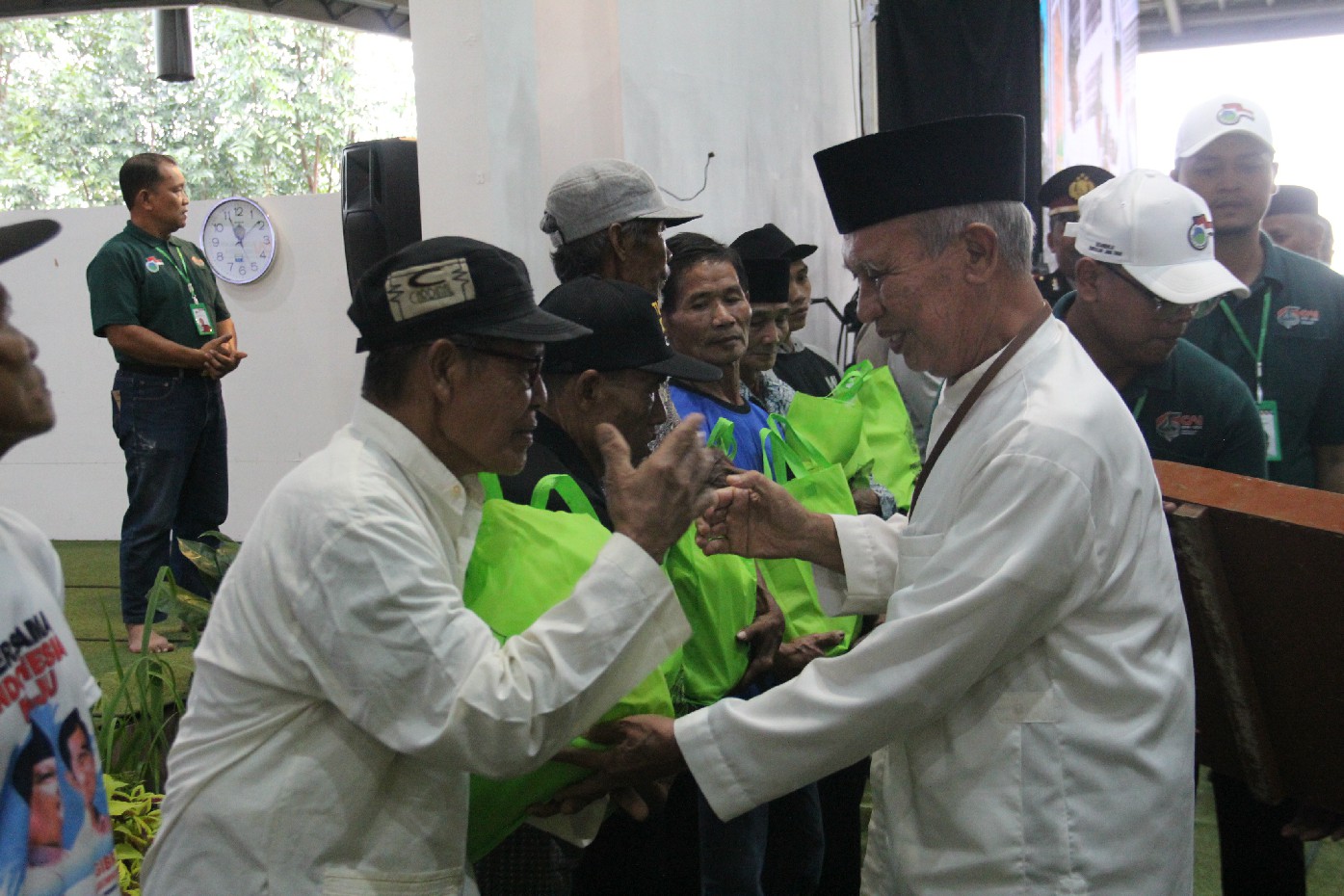 PEDULI: Pimpinan Ponpes Gadingmangu, Kecamatan Perak, Jombang, KH Basiya Adhi Banadi selalu proaktif dalam berbagai kegiatan sosial.