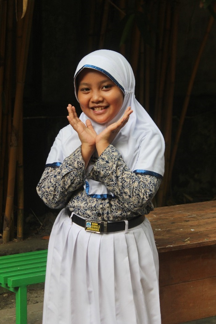 Fatqi Nadira Rahman ketika mengenakan seragam identitas sekolah.