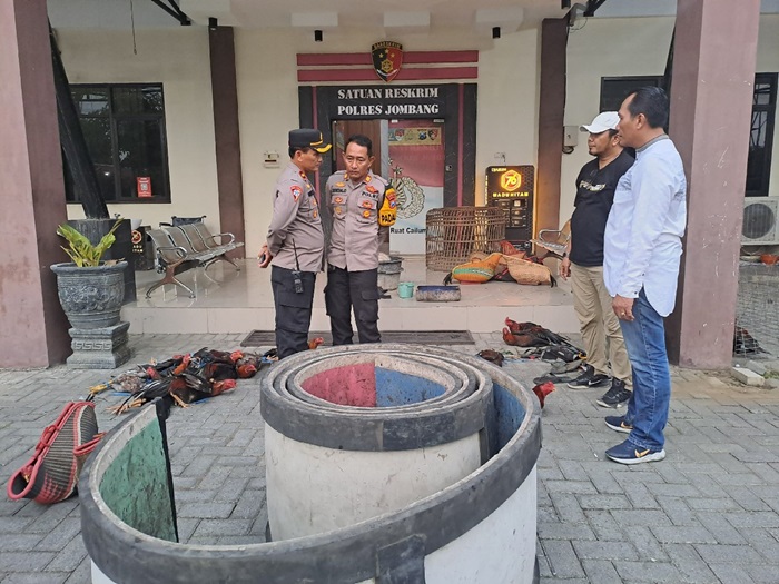 TEGAS: Polres Jombang menunjukkan barang bukti penggerebekan judi sabung ayam di Tambakberas, Jombang.