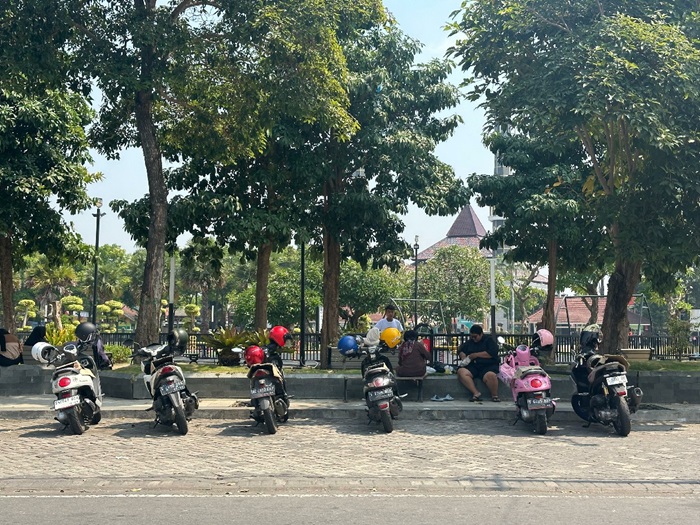 BELUM MASUK PAD: Parkir di Alun-Alun Jombang yang dikelola masyarakat.