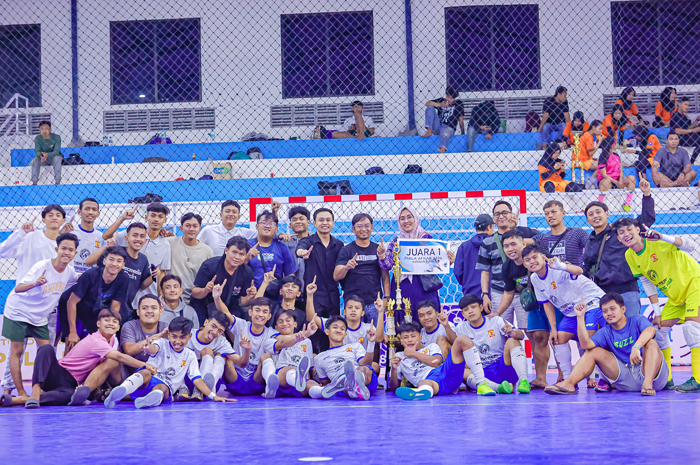 SEREMONI JUARA: Tim Kliwon SS FC A merayakan keberhasilan menjuarai Piala AFKAB 2024 Jombang kategori putra.