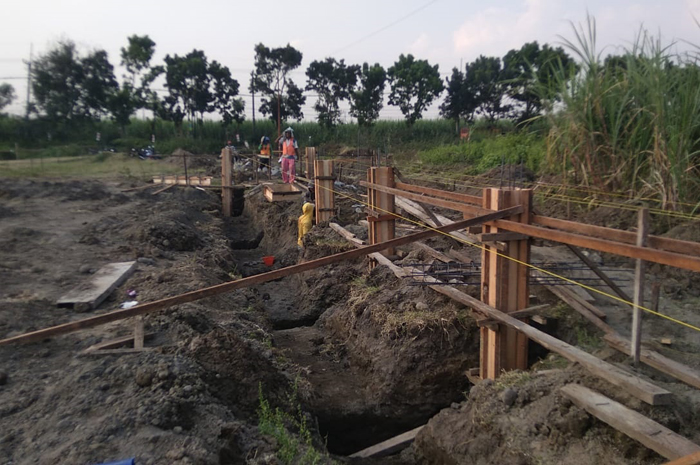 DIMULAI: Pekerja mengerjakan proyek pembangunan gedung Kecamatan Diwek, Jombang.