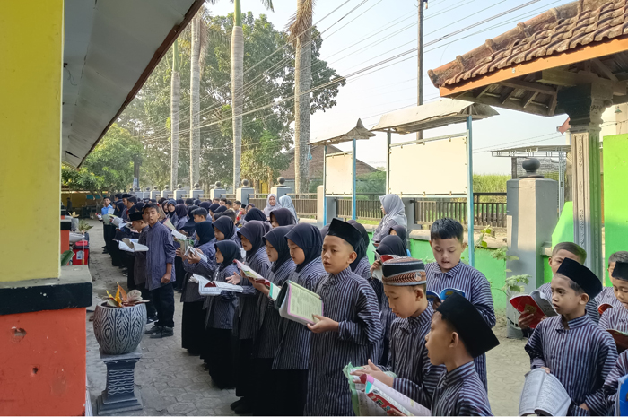BELUM WAJIB: Siswa SDN Mayangan Kecamatan Jogoroto, Jombang ketika mengikuti kegiatan dengan menggunakan seragam adat, Kamis (21/3).