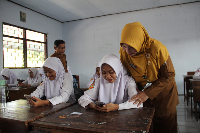 SEMANGAT: Kepala SMAN Kesamben, Jombang, Witin SPd MM memantau pelaksanaan ANBK.