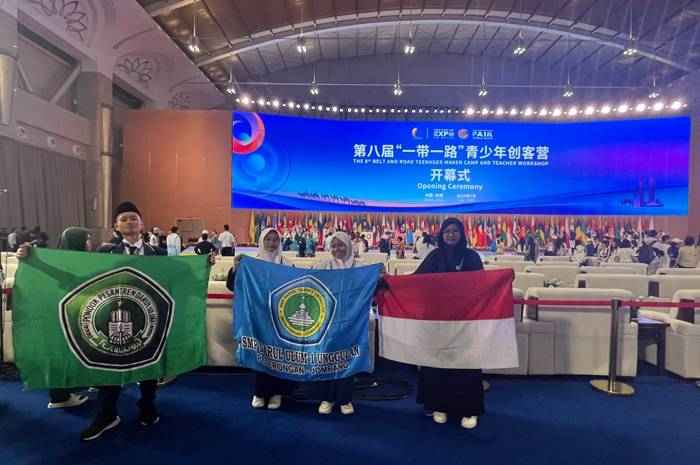 BIKIN BANGGA: Delegasi SMP Darul Ulum 1 Peterongan, Jombang  saat mengikuti ajang  internasional Belt and Road Teenager Maker Camp & Teacher Workshop 2024, di Tiongkok.