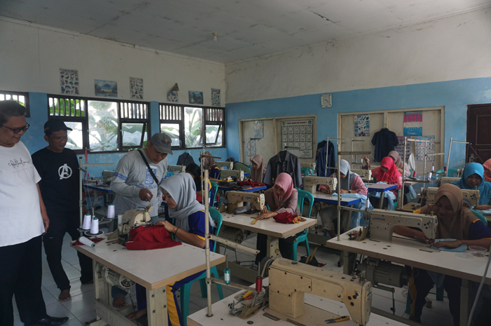 BEKALI KETERAMPILAN: Kepala Desa Bawangan Bakhtiar Effendi bersama perangkat desa mengunjungi pelatihan praktik menjahit bagi warga Desa Bawangan, Ploso, Jombang