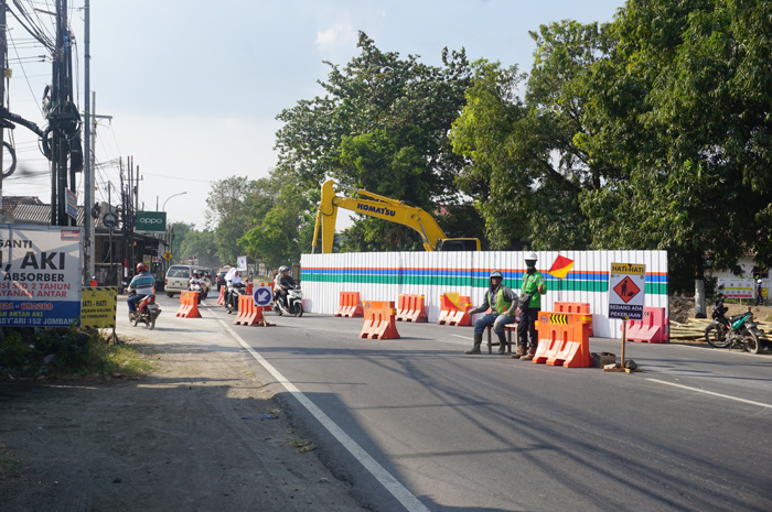 TERDAMPAK: Jalan provinsi di Desa Balongbesuk, Kecamatan Diwek, Jombang terdampak proyek irigasi Pariterong.