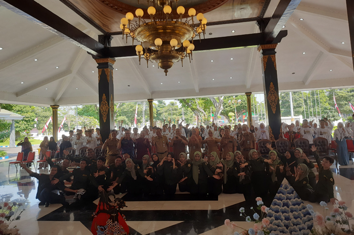 TEROBOSAN: Kepala DPPKP-PPPA Jombang, dr Pudji Umbaran MKP, bersama Sekdakab Jombang, Agus Purnomo SH MSi, dan peserta jambore anak di Pendopo Kabupaten Jombang.